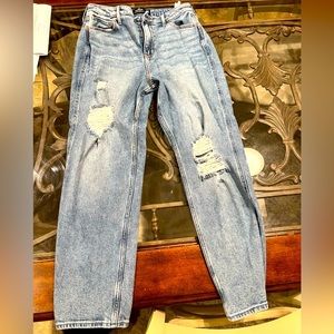 Hollister medium wash Ultra High Rise Mom Jean. W: 29 L: 27. Barely worn.